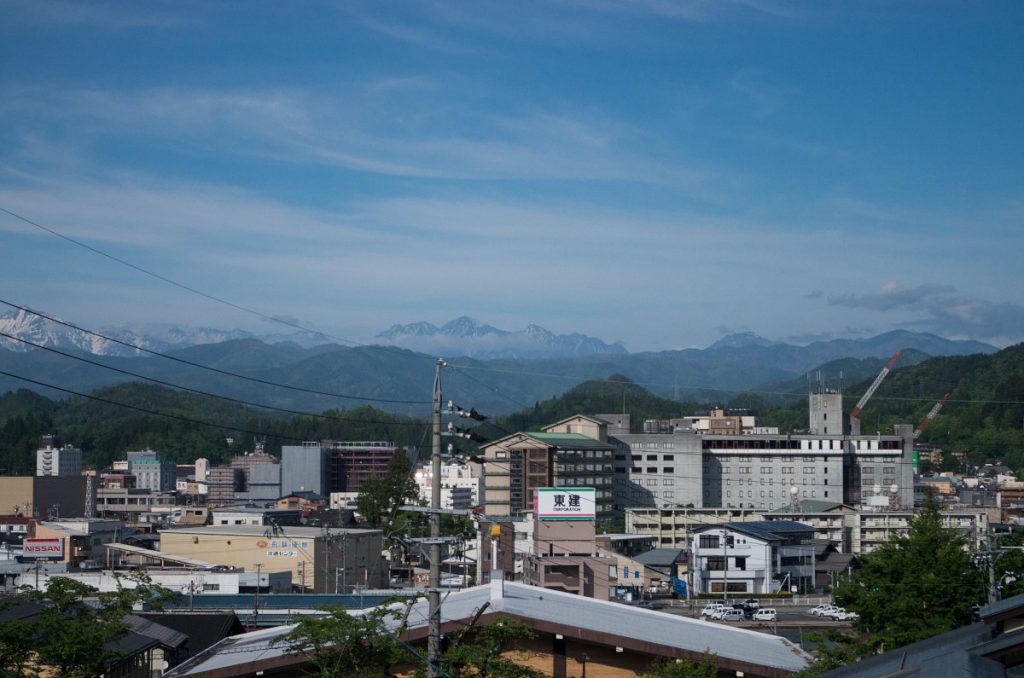桜ゲストハウスから飛騨高山市街を望む写真